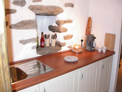 cocina con encimera con fregadero y encimera en Sole e Ventu (70 qm), en San-Giovanni-di-Moriani