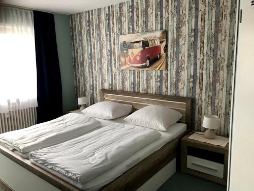 um quarto com uma cama com uma fotografia de uma carrinha na parede em City-Hotel Kaiserhof em Saarbrücken