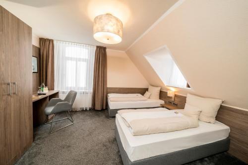 Кровать или кровати в номере Parkhotel Lingen