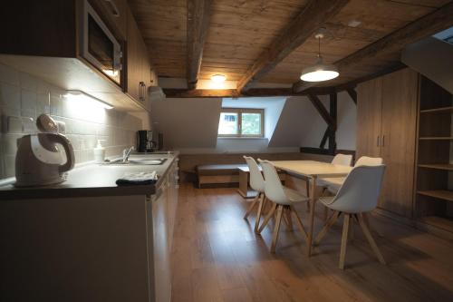 Una cocina o cocineta en Apartmány Jurica Boží Dar 88