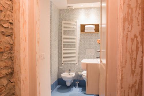 Ένα μπάνιο στο Giglio Apartments by Mmega
