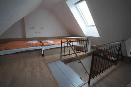 Una cama o camas en una habitación de Apartmány Jurica Boží Dar 88