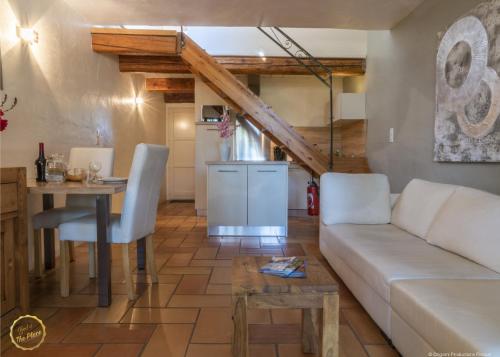 a living room with a couch and a table at Les Garrigues de la Vallée des Baux in Paradou