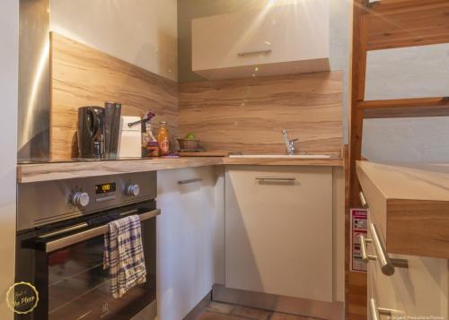 a small kitchen with a sink and a stove at Les Garrigues de la Vallée des Baux in Paradou