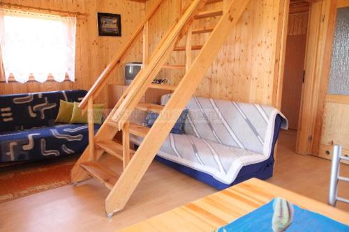 a room with a bunk bed in a log cabin at Domki u Karasia in Rusinowo