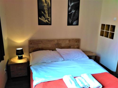 1 dormitorio con 1 cama con 2 toallas en Akt Studio Apartment City Centre, en Cracovia