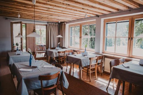 En restaurang eller annat matställe på SEEBICHL haus am see Designhotel Kitzbühel