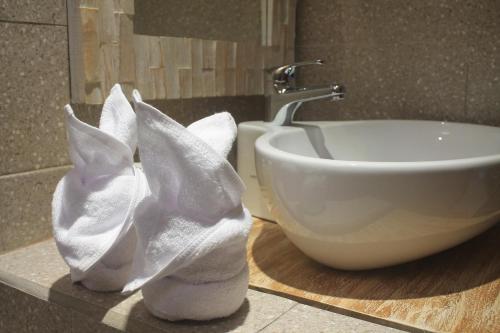a bathroom with a sink and a white sink at Dayuh Homestay in Amed