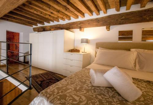 1 dormitorio con 1 cama y armario blanco en Acacia Firenze - The Verde en Florence
