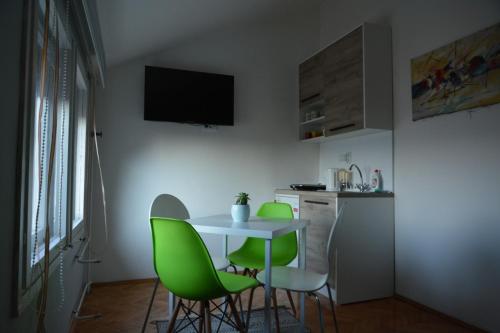 Кухня или мини-кухня в VIV apartment 2
