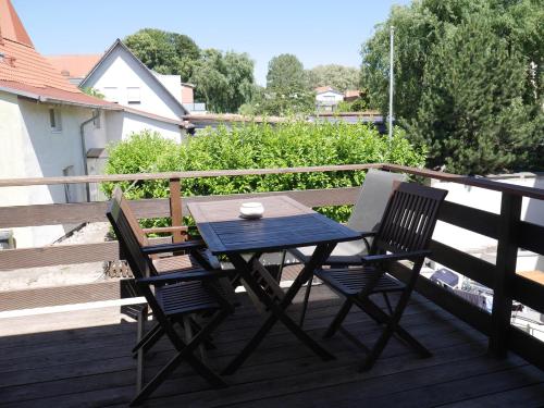 niebieski stół i 2 krzesła na balkonie w obiekcie Alte Schmiede Sagard w mieście Sagard