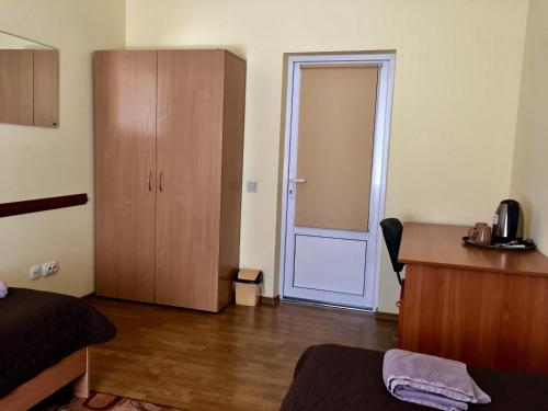 Westend Hotel Kyivにあるキッチンまたは簡易キッチン