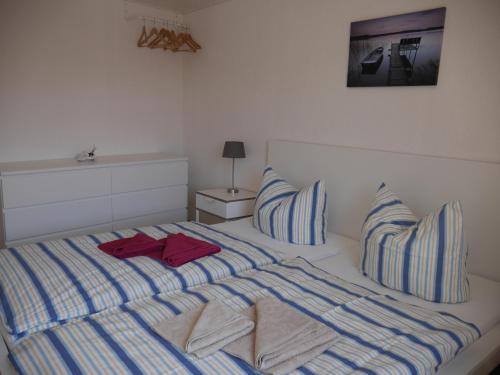 a bedroom with a bed with two towels on it at Alte Schmiede Sagard in Sagard