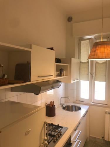 een keuken met een wastafel en een fornuis top oven bij La Casa di Zia Rita in Porto SantʼElpidio