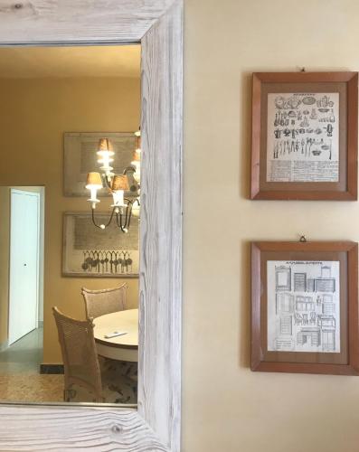 a mirror in a dining room with a table and a dining roomiasm at La Casa di Zia Rita in Porto SantʼElpidio
