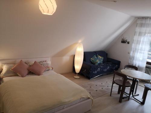 Tempat tidur dalam kamar di Ferienwohnung Lydia