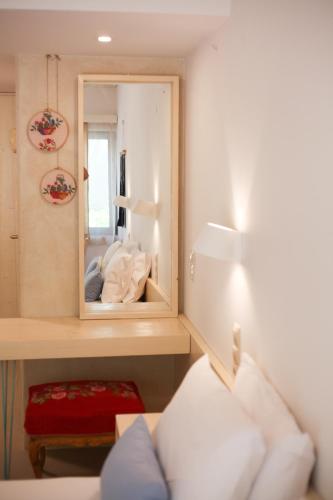 a small room with a mirror and a bed at Villa Iokasti in Hersonissos