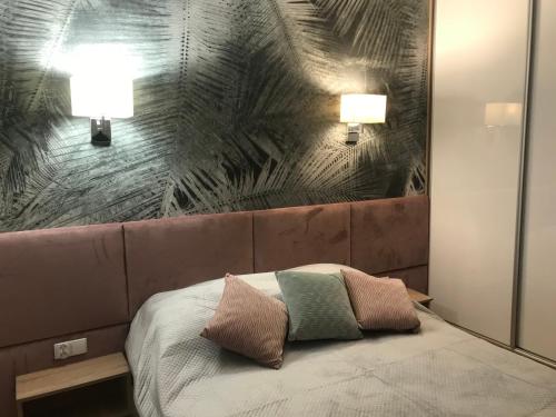 una camera da letto con un letto con due lampade sopra di Apartament the Good Place a Brodnica