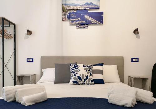 Un dormitorio con una cama grande con almohadas. en Calenda Suite, en Nápoles