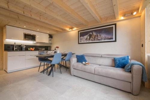 un salon avec un canapé et une table dans l'établissement Résidence Grand Roc - Bruyères 119, à Chamonix-Mont-Blanc