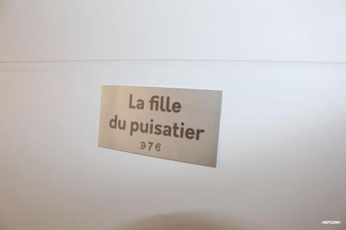 a sign that reads la filling du pustier on a wall at BASTIDE 7 in La Fare-les-Oliviers