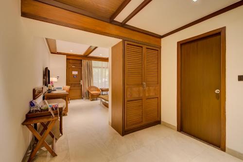 a hallway with a wooden door and a desk at Radisson Blu Resort Temple Bay Mamallapuram in Mahabalipuram
