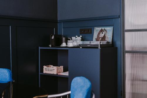 a room with blue walls and blue chairs at Supernova Hotel in Rotterdam