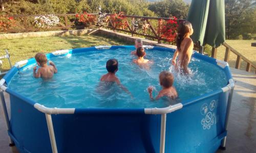 un grupo de niños jugando en una bañera de hidromasaje en Milkana Hotel en Gabrovo