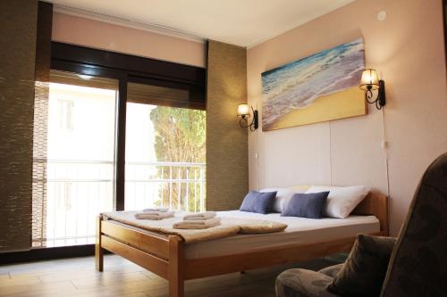 1 dormitorio con cama y ventana grande en Mimoza Apartments, en Ðenovići