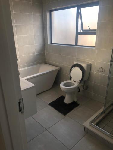 Bilik mandi di A Coastal/island experience at a Large 2 bed apartment at a Crystal Lagoon Estate.