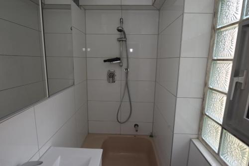 y baño con ducha y bañera. en Apartment Stuttgart Ost, en Stuttgart