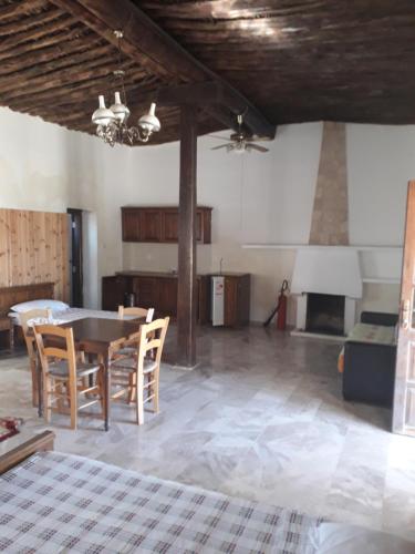 Кухня или мини-кухня в Karpaz Stone House
