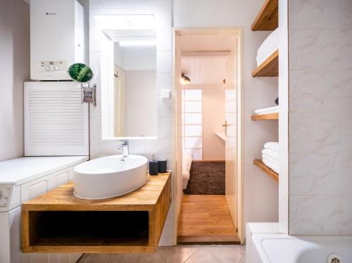 Kúpeľňa v ubytovaní Luxurious Kafka family apt in Old Town