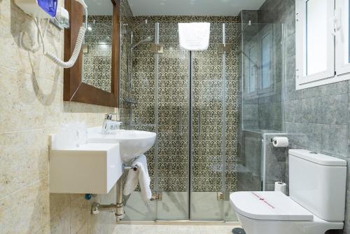 La salle de bains est pourvue de toilettes, d'un lavabo et d'une douche. dans l'établissement California, à Malaga