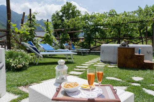 einen Tisch mit zwei Gläsern Champagner und einer Schüssel Essen in der Unterkunft TRA... INCANTO E NATURA in Tramonti