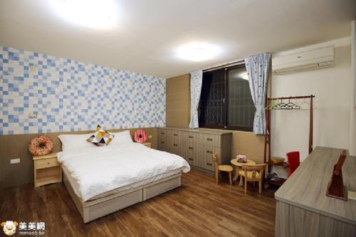 a bedroom with a bed and a table and a window at 93 街房 近溪頭 杉林溪 紫南宮 國旅卡商店 in Zhushan