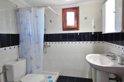 uma casa de banho com um WC e um lavatório em Anastazia Paradise em Kolios