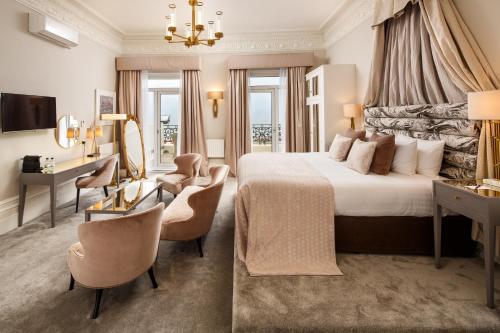 Postel nebo postele na pokoji v ubytování Mercure Brighton Seafront Hotel