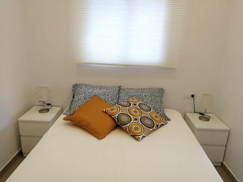 Säng eller sängar i ett rum på Apartamentos Playa Benitez