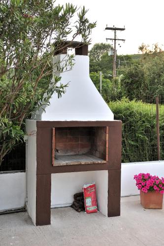 Kemudahan BBQ tersedia untuk tetamu di rumah percutian