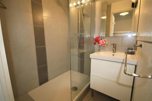 Et badeværelse på Résidence la Voile Blanche 4