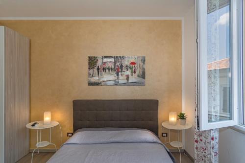 a bedroom with a bed and two tables with candles at La Candelaria in Pisa