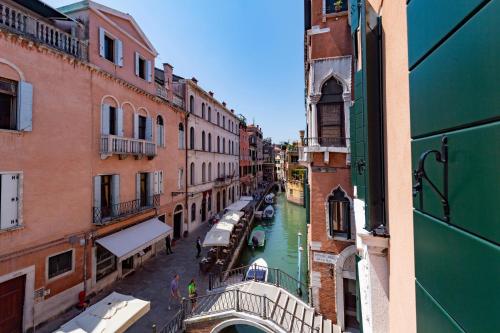 vista para um canal numa cidade com edifícios em Palazzo San Lorenzo em Veneza