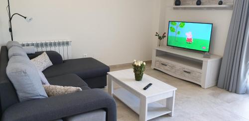 Μια τηλεόραση ή/και κέντρο ψυχαγωγίας στο Apartamentos La Pradera de Isla
