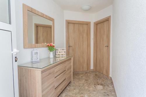 uma casa de banho com uma cómoda e um espelho em Apartment Marina Pavić 02 em Hvar