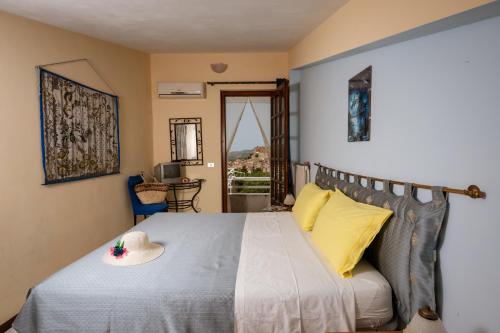 卡斯泰爾博諾的住宿－B&B Panorama，一间卧室,配有一张床,上面有帽子