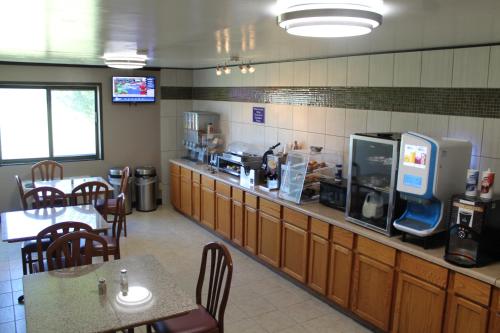 a fast food restaurant with a counter and tables and chairs at Columbus Inn in Columbus