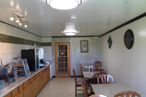 a kitchen and dining room with a table and chairs at Columbus Inn in Columbus