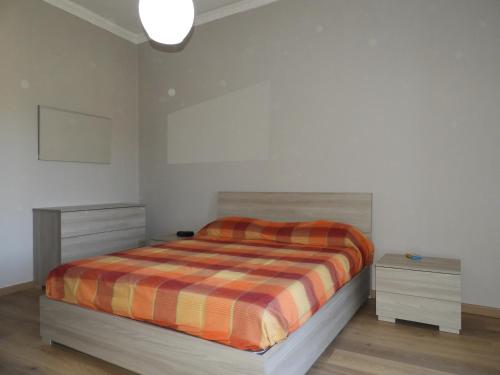ein Schlafzimmer mit einem Bett und zwei Nachttischen in der Unterkunft HOME ORTE in Orte