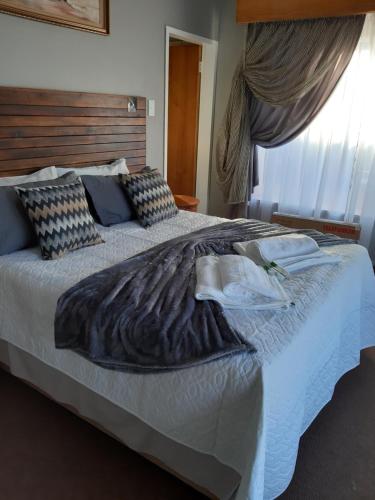 Postel nebo postele na pokoji v ubytování Fochville Guesthouse